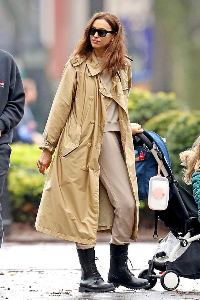 Irina Shayk paseando por las calles de Nueva York con gabardina