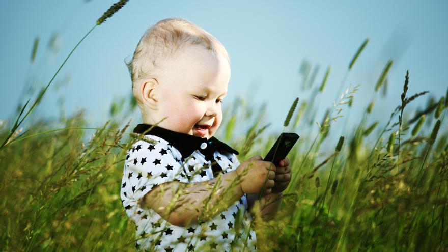 Un infant amb un telèfon mòbil