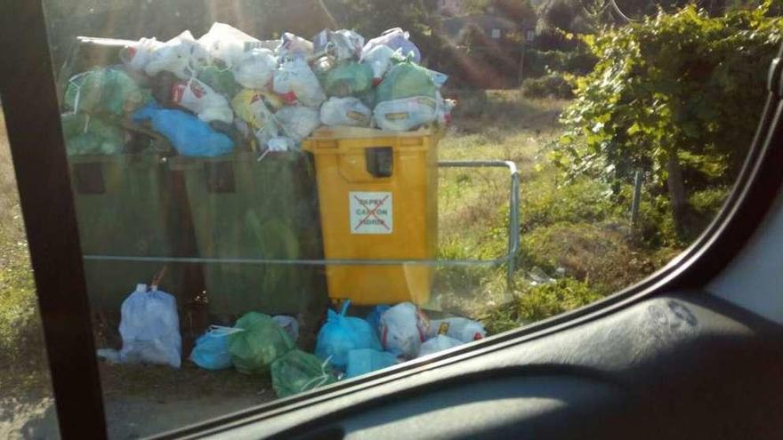 Imagen aportada por el PSOE local del estado de los contenedores en el lugar de Ribeira de Abaixo.