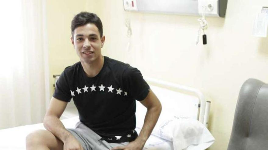 Álvaro Bustos, ayer, en su habitación del hospital.