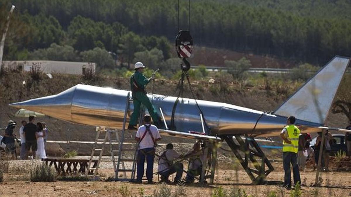 Avión que completará la escultura inspirada en Fabra para el aeropuerto de Castellón.