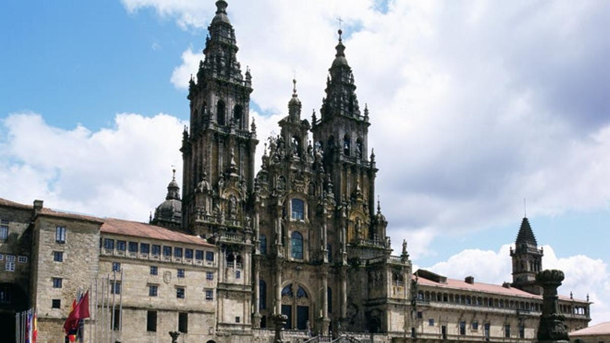 El Parador de Santiago de Compostela, que se abre a la Plaza del Obradoiro, fue en su origen un hospital para peregrinos financiado por los Reyes Católicos.