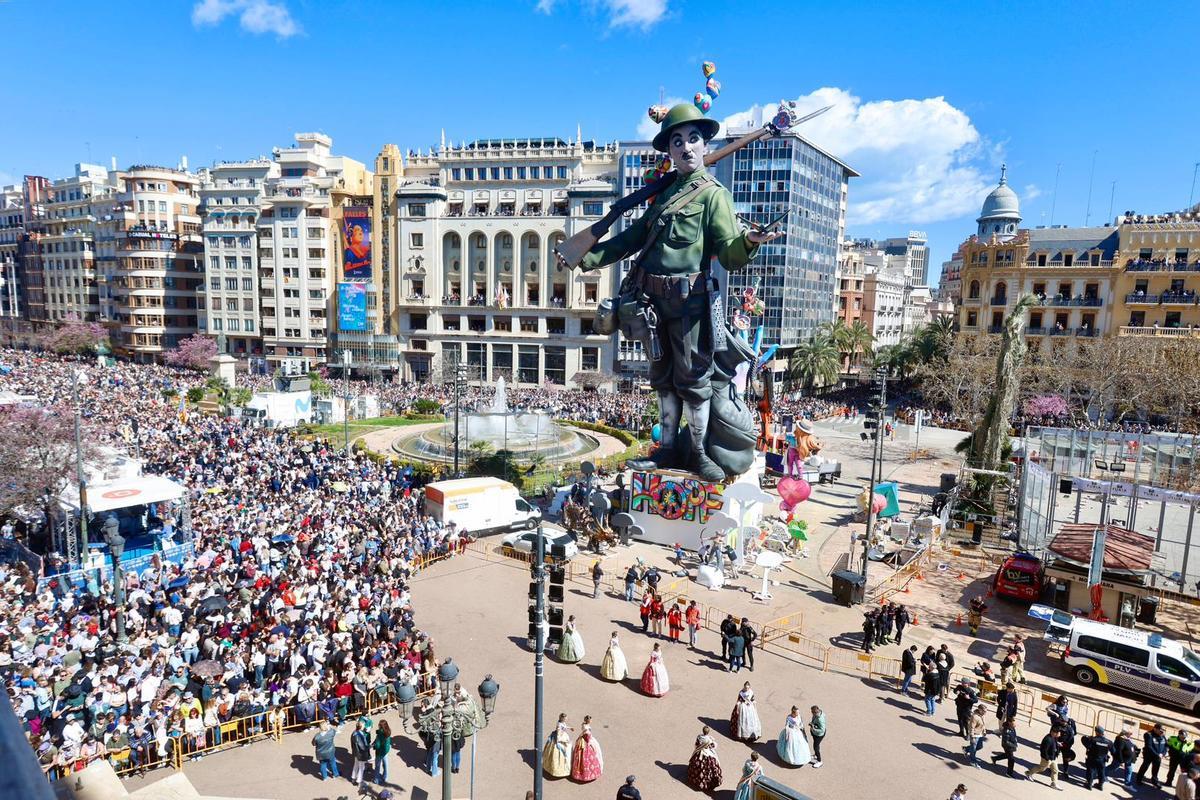 Fallas 2026: Se amplía el perímetro de seguridad al agrietarse un ninot de la falla municipal como consecuencia del viento
