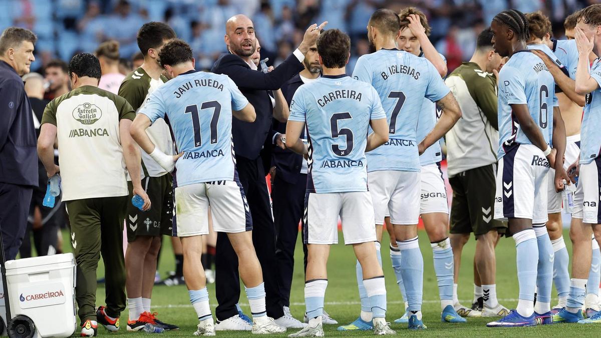 Claudio habla con los jugadores durante la pausa de hidratación.