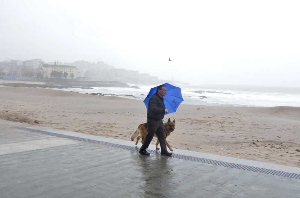 El paseo, cortado al tráfico tras llegar las olas a la carretera