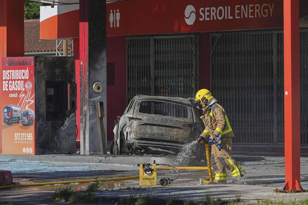 Les imatges del cotxe incendiat en una gasolinera de Girona