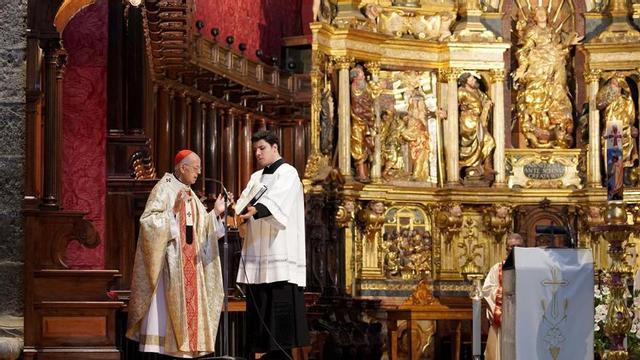 El arzobispo de Valladolid, Ricardo Blázquez, oficia a puerta cerrada la eucaristía del Domingo de Resurrección.