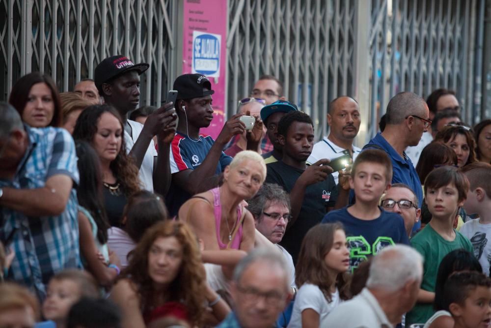 Desfile colorido de las comisiones en Elche