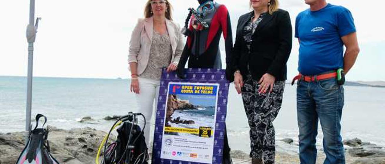 María González Calderín, María del Carmen Castellano y Gonzalo Henríquez, en la charca de Taliarte.