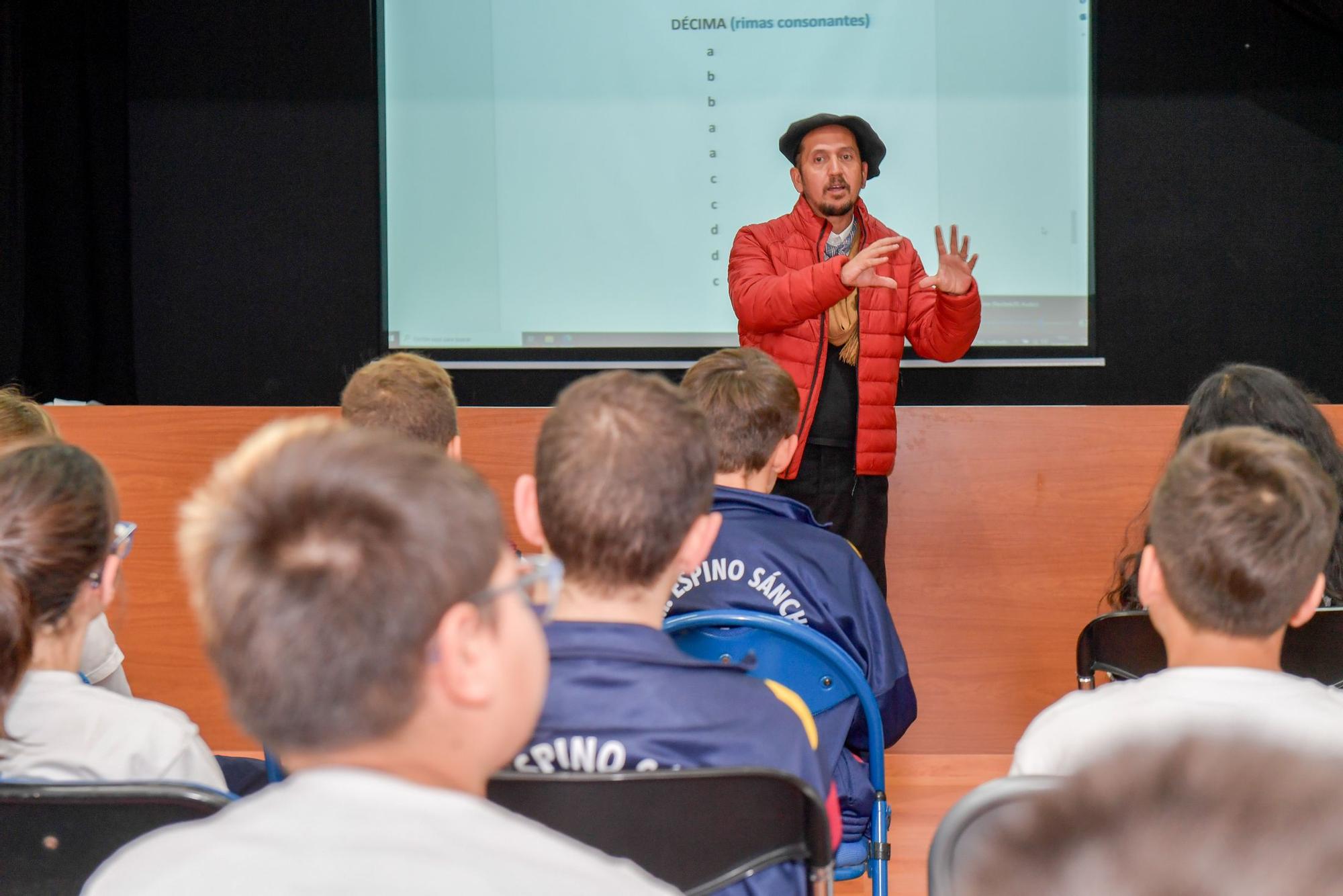 La Escuela de Verseadores de Ingenio enseña a los escolares del colegio Doctor Espino Sánchez