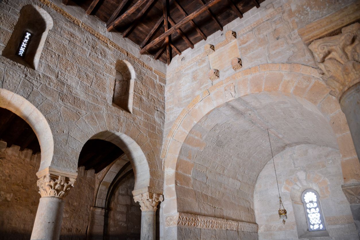 El interior del templo, donde se puede ver una réplica de la corona votiva de Rocesvinto