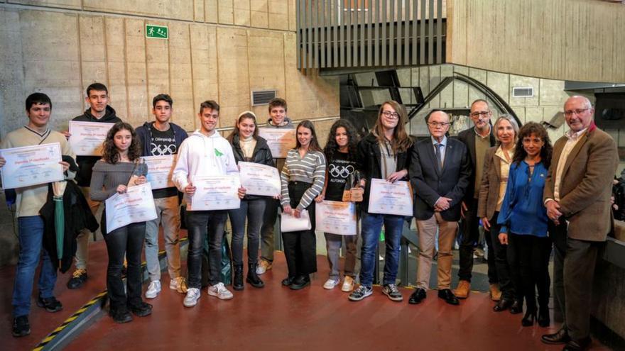 Los primeros clasificados de la Olimpiada de Geología, con profesores.