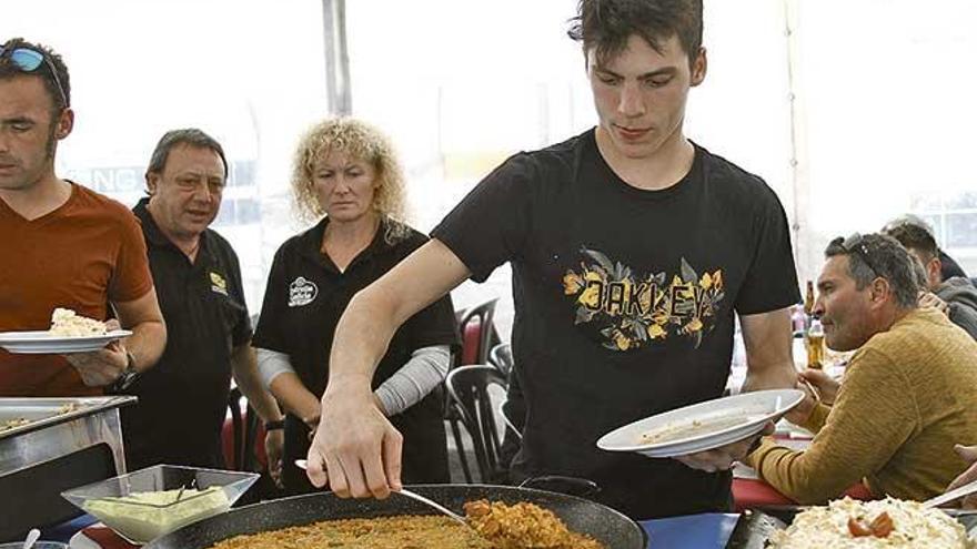 Joan Mir se sirve un plato de paella, ayer en Cheste.