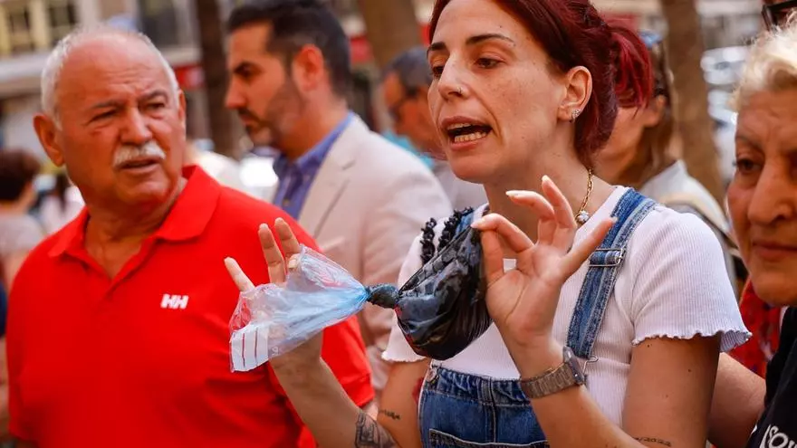 Una vecina de Catarroja estalla y protesta ante el ministro Ángel Víctor Torres y Pilar Bernabé con una bolsa llena de aguas fecales