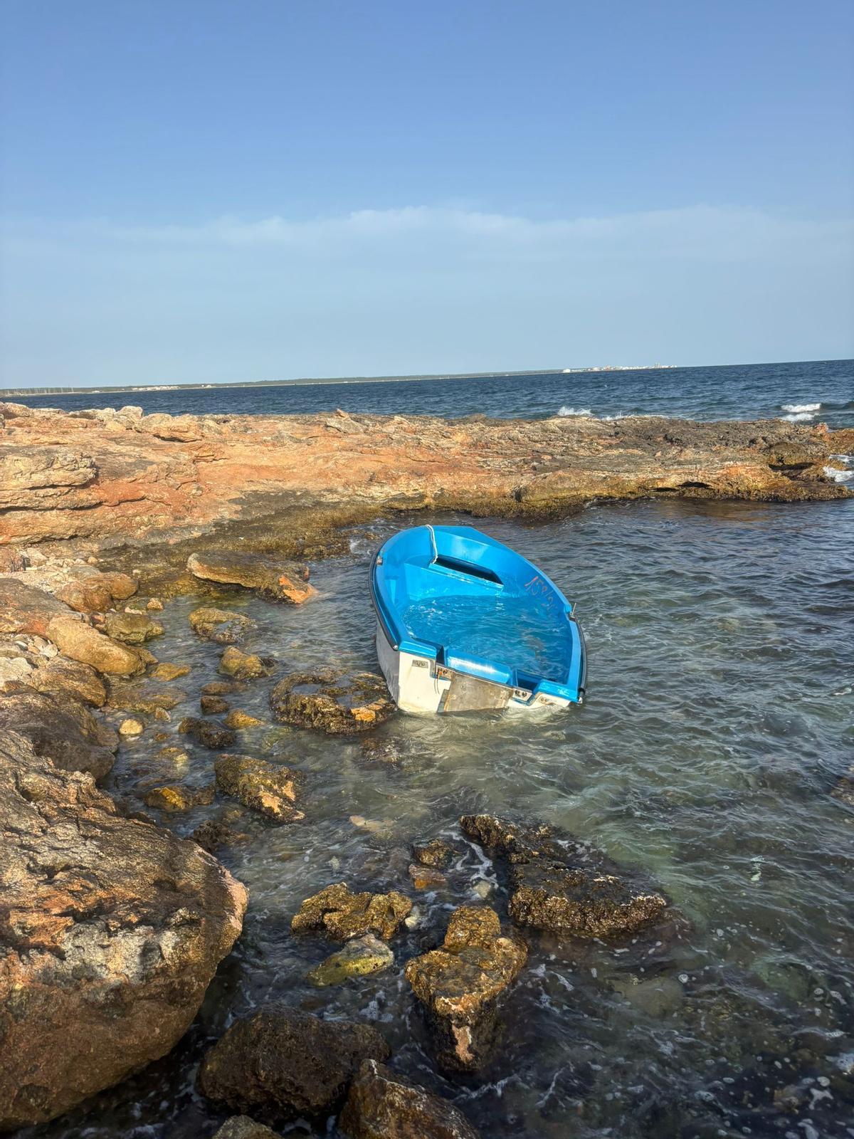 Una patera varada en la costa de Llucmajor el pasado verano, tras la llegada de migrantes a Mallorca.