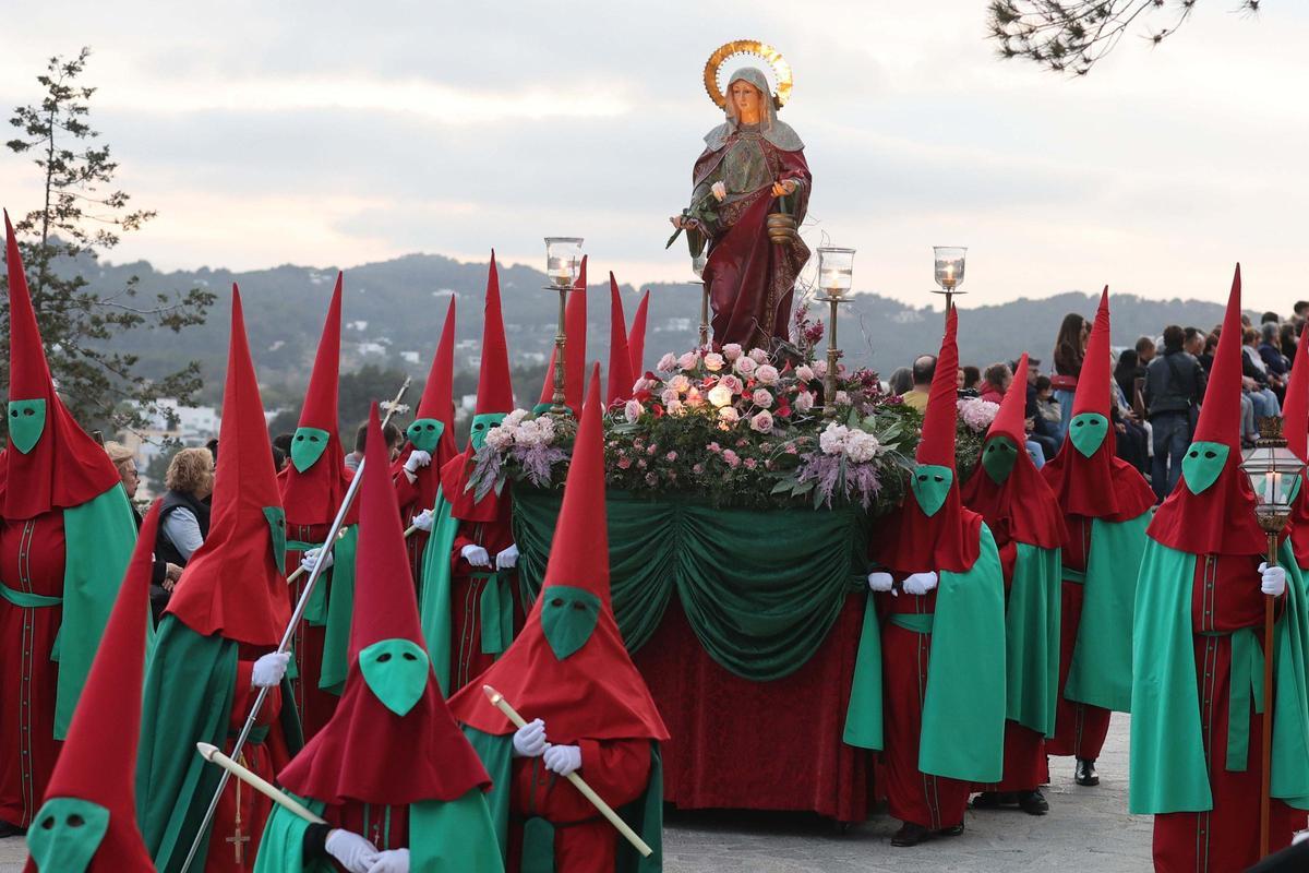 Las mejores imágenes de la procesión del Santo Entierro del Viernes Santo en Santa Eulària