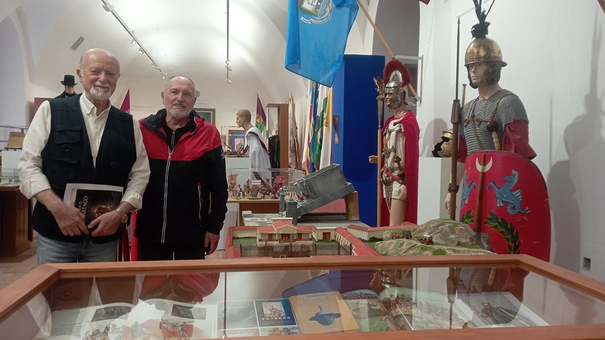 Esteban Alcántara (izq.) y Juan Fernández Millán, el miércoles, en un rincón de la exposición sobre Espartaco, en el Centro de Interpretación de Torrijos.