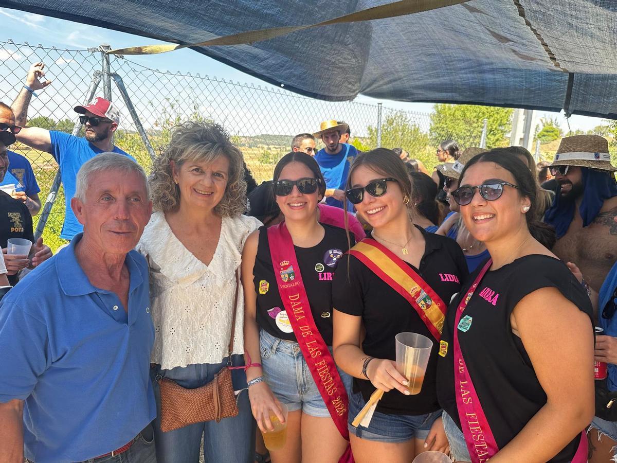 Peñas, vecinos y vistantes disfurtan del recorrido por las bodegas Peñas, vecinos y vistantes disfurtan del recorrido por las bodegas