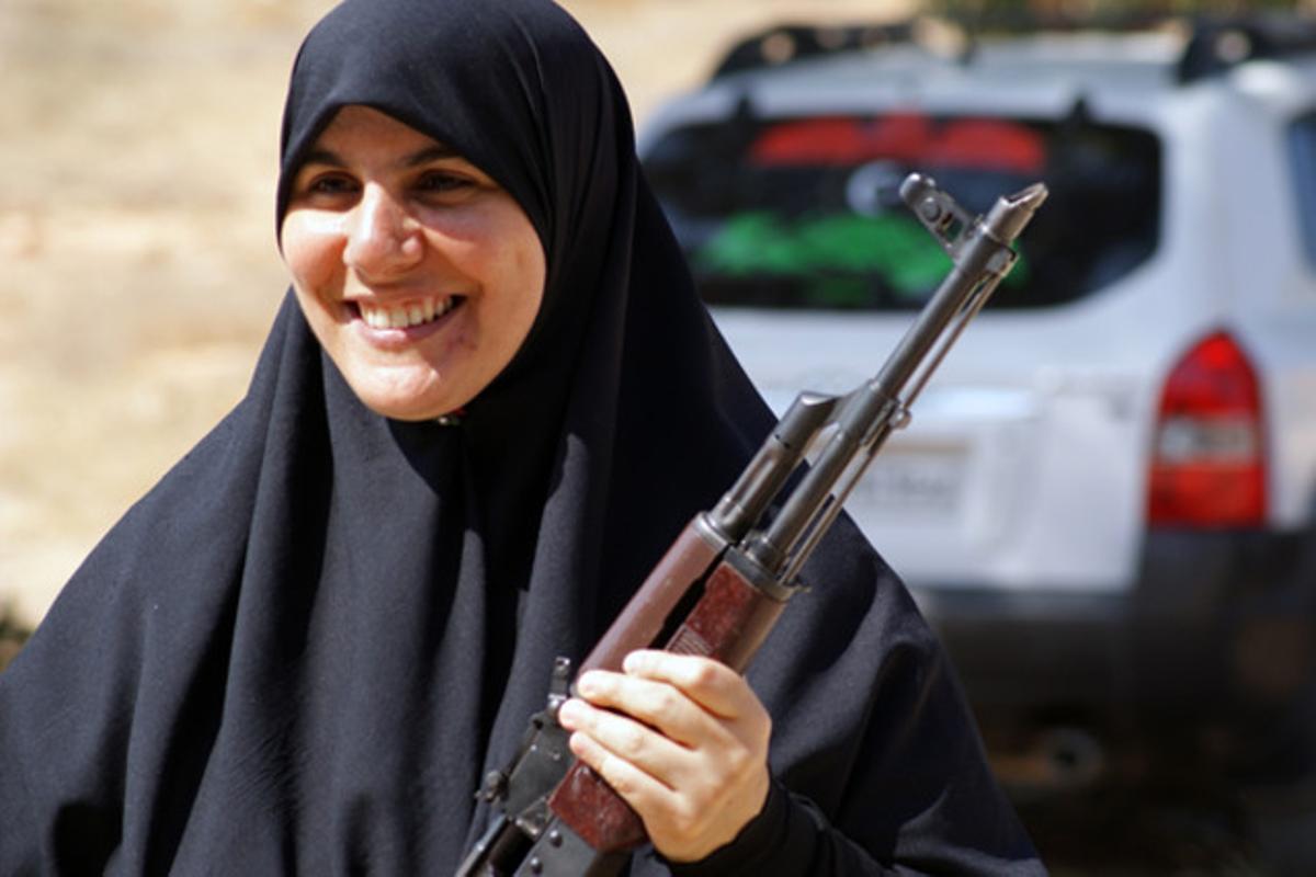 Les forces revolucionàries líbies ofereixen formació militar a dones com aquesta, que aguanta la seva arma a Bengasi.