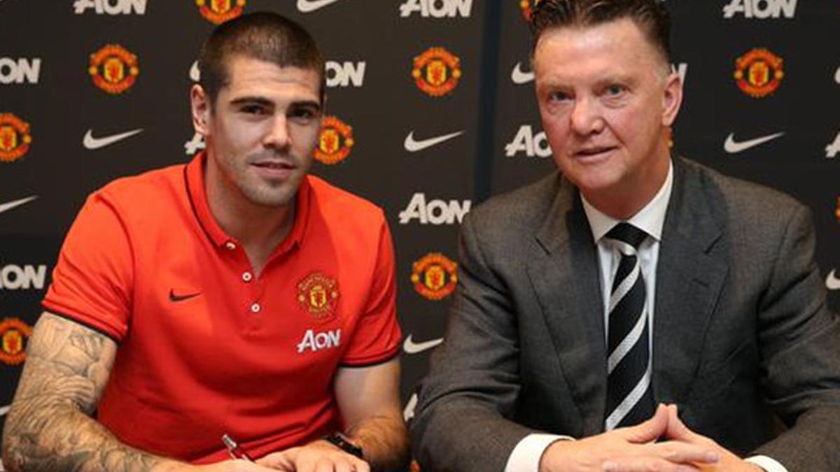 Víctor Valdés, junto a Louis van Gaal, tras estampar la firma con su nuevo club