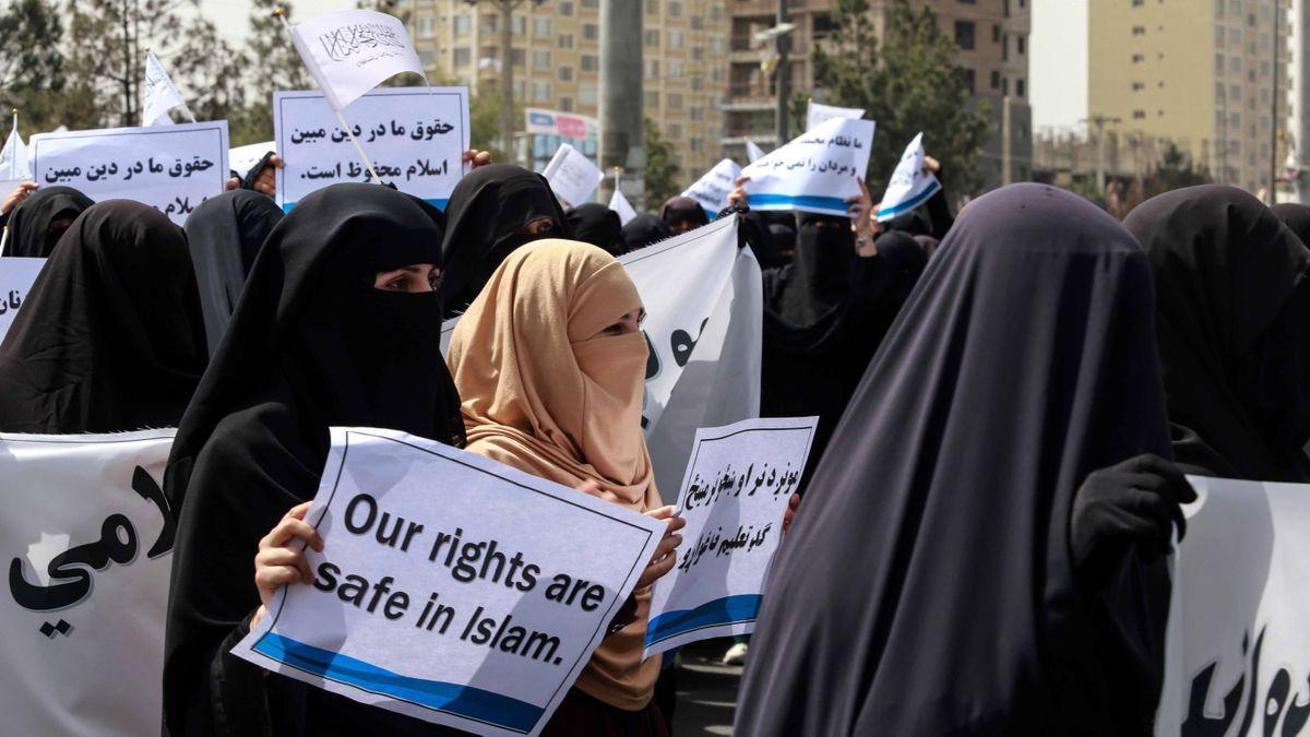 Manifestación de mujeres afganas en la universidad de Kabul.