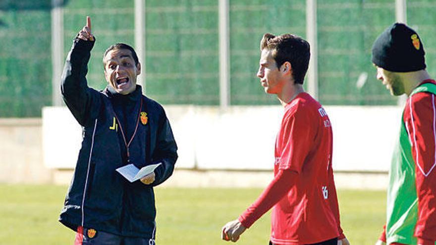 José Luis Oltra da instrucciones a los jugadores en el entrenamiento de ayer en Son Bibiloni.