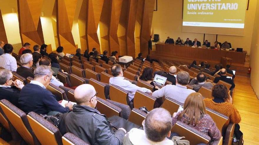 El edificio Ernestina Otero del campus acogió el último claustro universitario del año. // Alba Villar