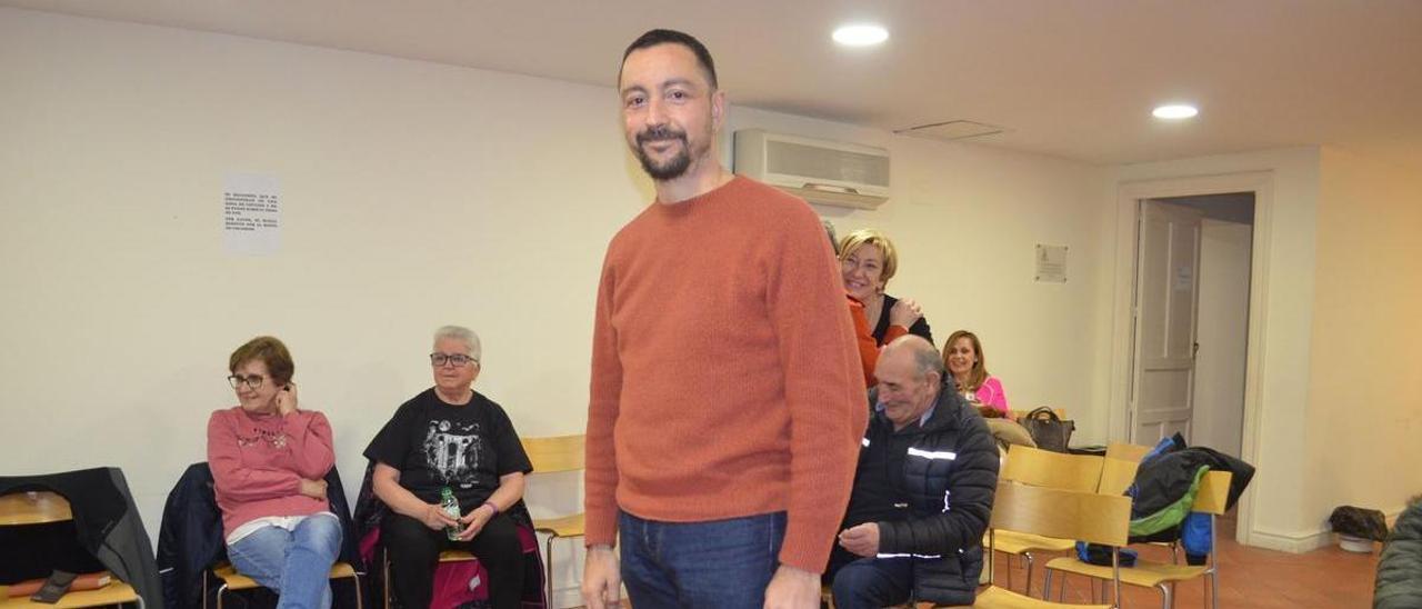 El sociólogo Olmo Morales, durante el taller realizado en Casa Solita de Benavente. | E. P.