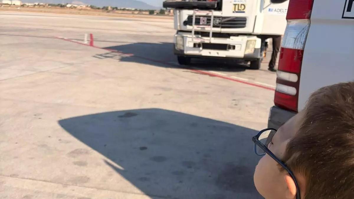 Das betroffene Kind neben dem zu spät eingetroffenen Wagen des Assistenzdienstes