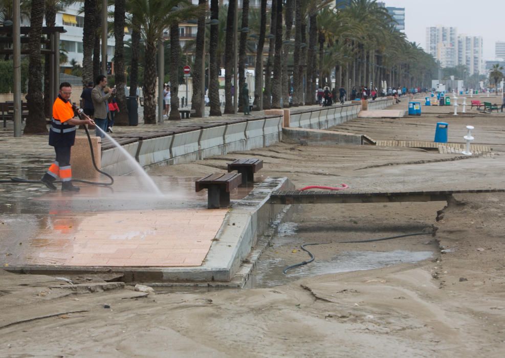 Imágenes de la playa de San Juan, donde la lluvia ha ocasionado serios daños en el arenal y el paseo peatonal.