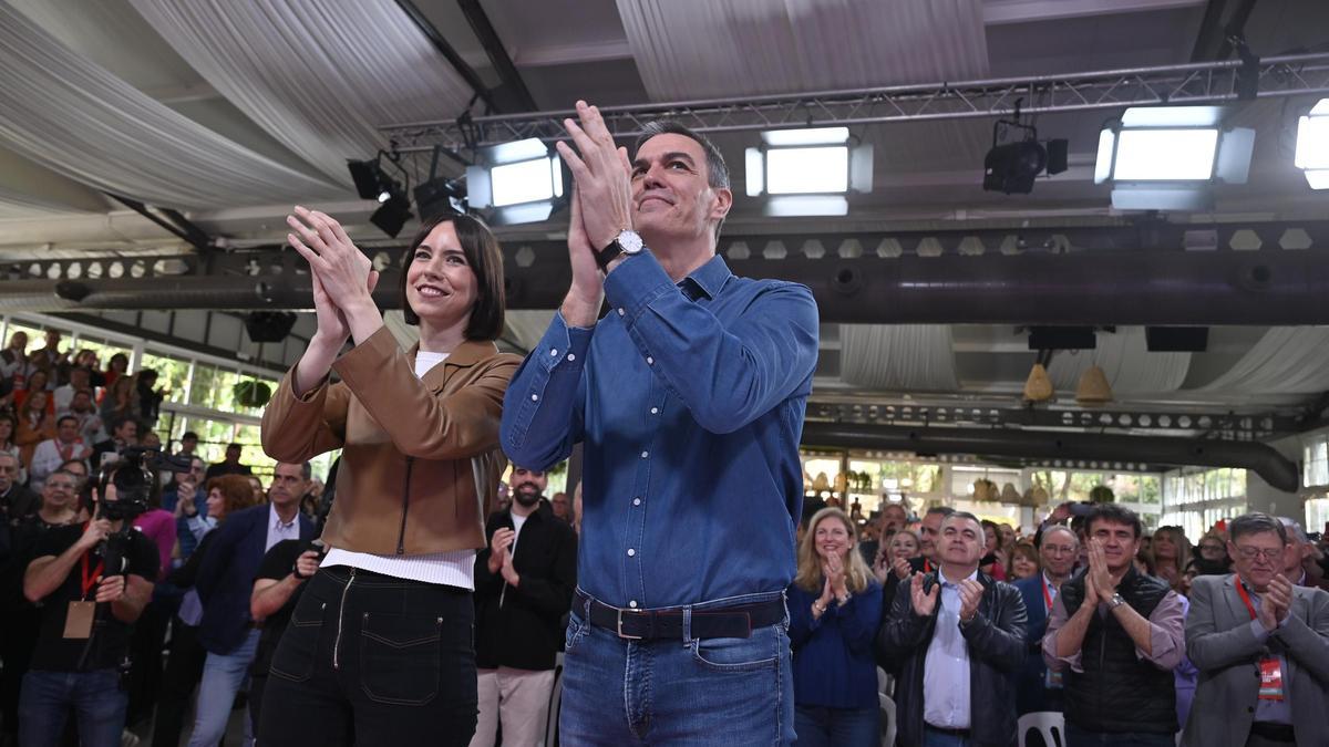 Morant y Sánchez aplauden antes del acto de clausura del congreso extraordinario del PSPV en Benicàssim.