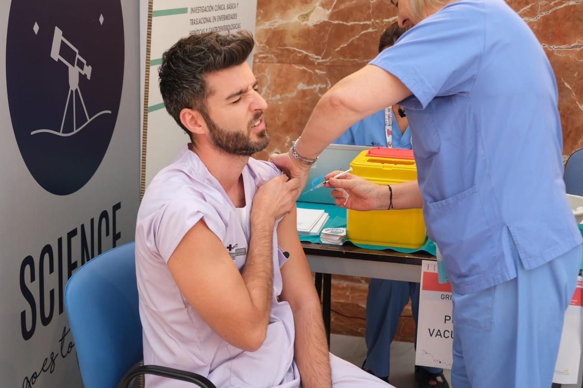 Un profesional sanitario se vacuna en el Hospital Doctor Balmis