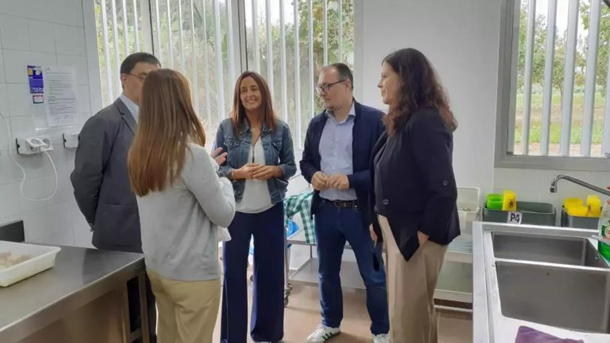 El alcalde de Vilanova, Juan Luis Ruiz, traslada a la Generalitat las necesidades de la ciudad en materia de educación