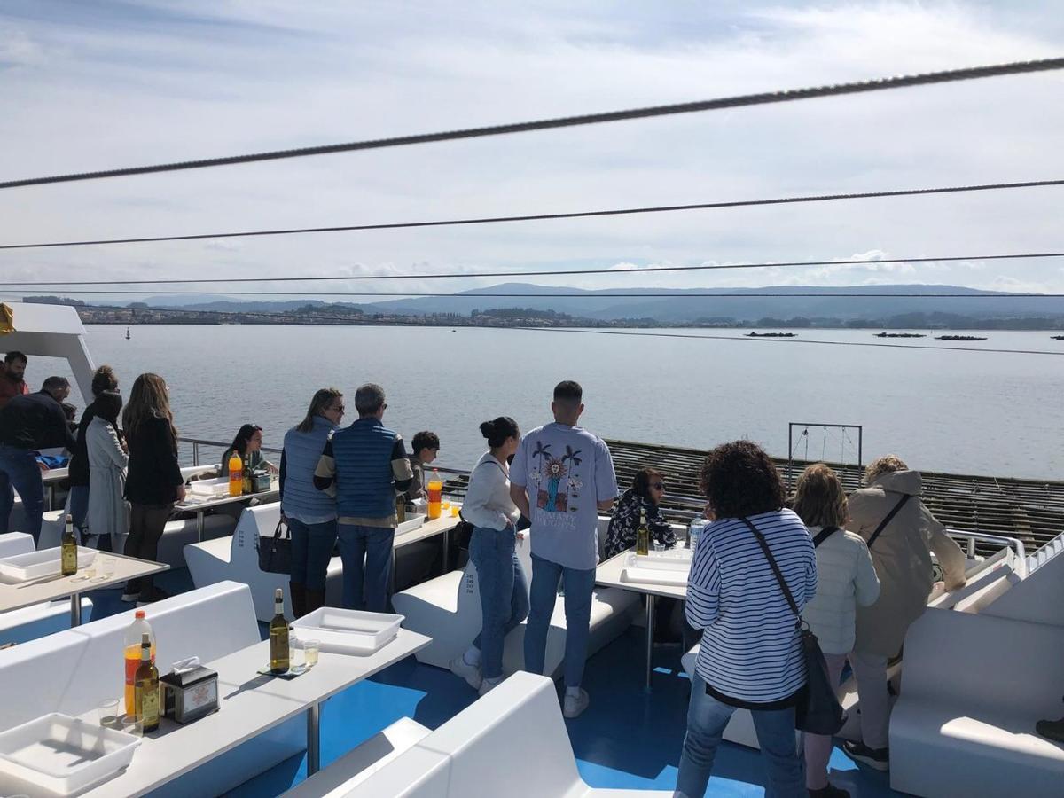 La Ruta del Mejillón en uno de los catamaranes de Cruceros do Ulla Turimares.
