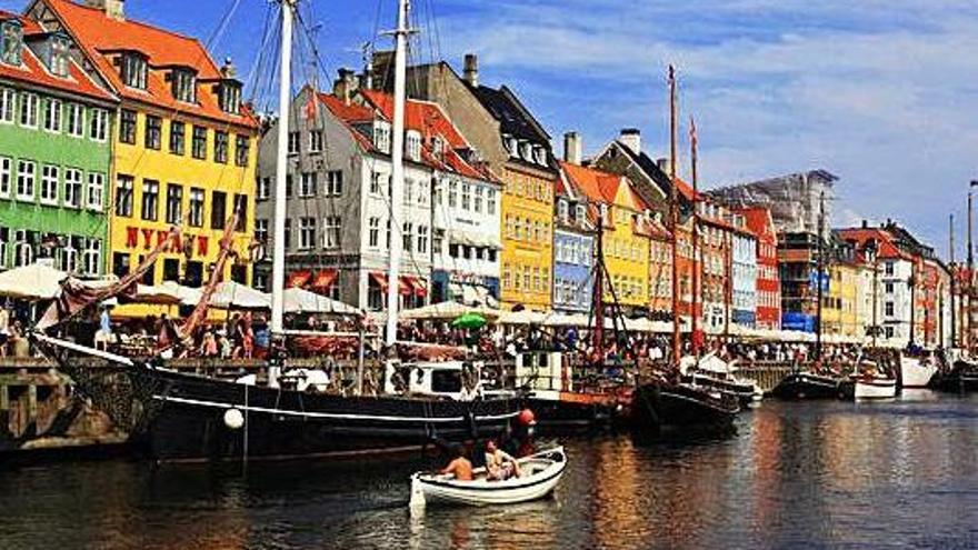 Nyhavn també és conegut pel fet que Christian Andersen va viure en diverses cases del seu passeig