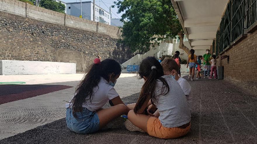 Tres de los niños participantes en el campamento de verano de La Salud.