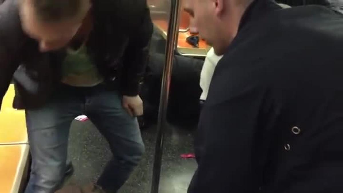 Vídeo de com els policies suecs immobilitzen un agressor al metro de Nova York.