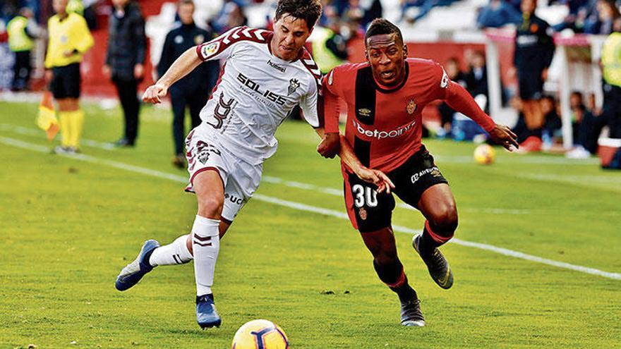 Pervis Estupiñán (r.) unterlag mit Real Mallorca in den beiden Saisonspielen gegen Albacete.