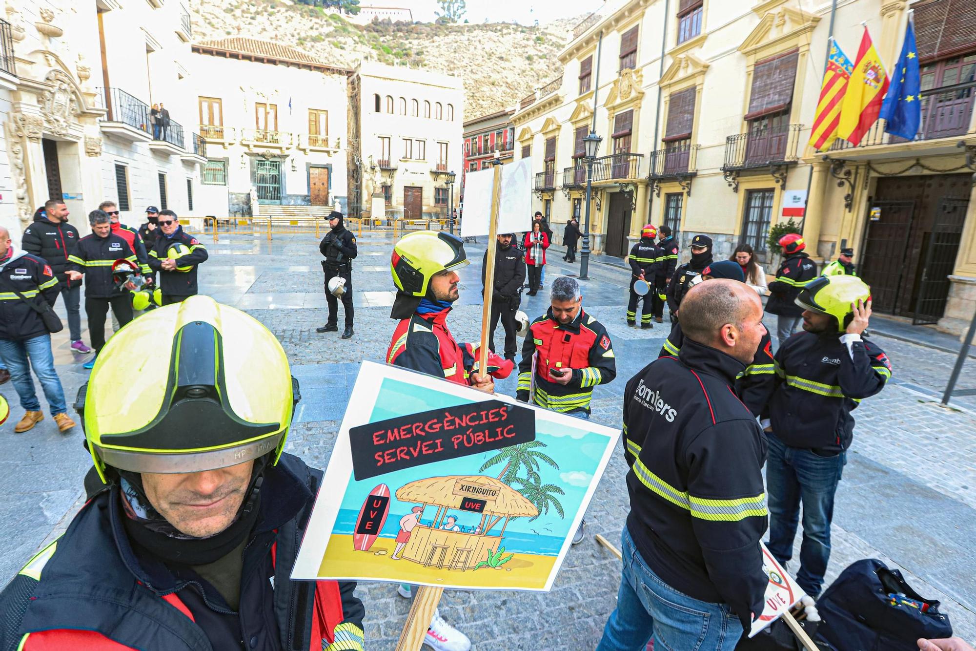 Protesta de los bomberos ante el pleno del Consell contra la Unidad ...