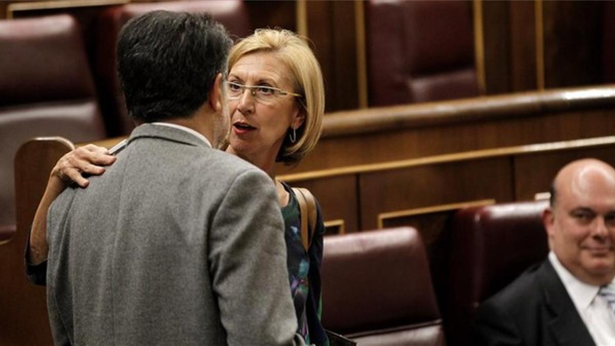 Rosa Díez y el diputado socialista Javier Barrero conversan durante el pleno