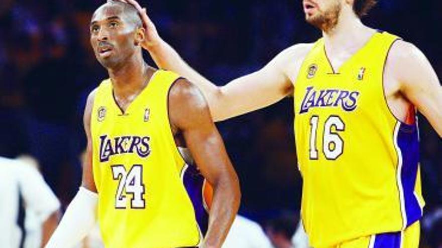 Gasol felicita a Kobe Bryant, la estrella de los Lakers.