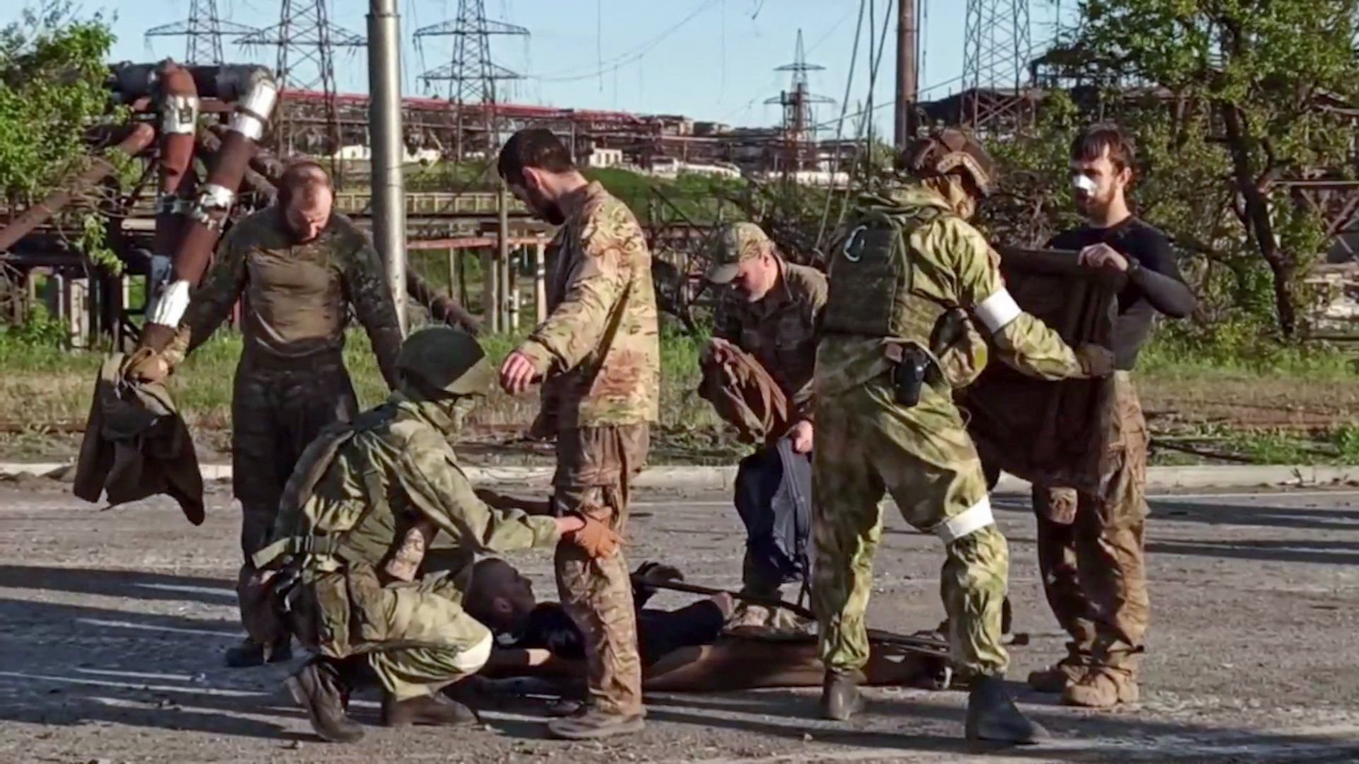 Soldados ucranianos de Azovstal cacheados por soldados rusos