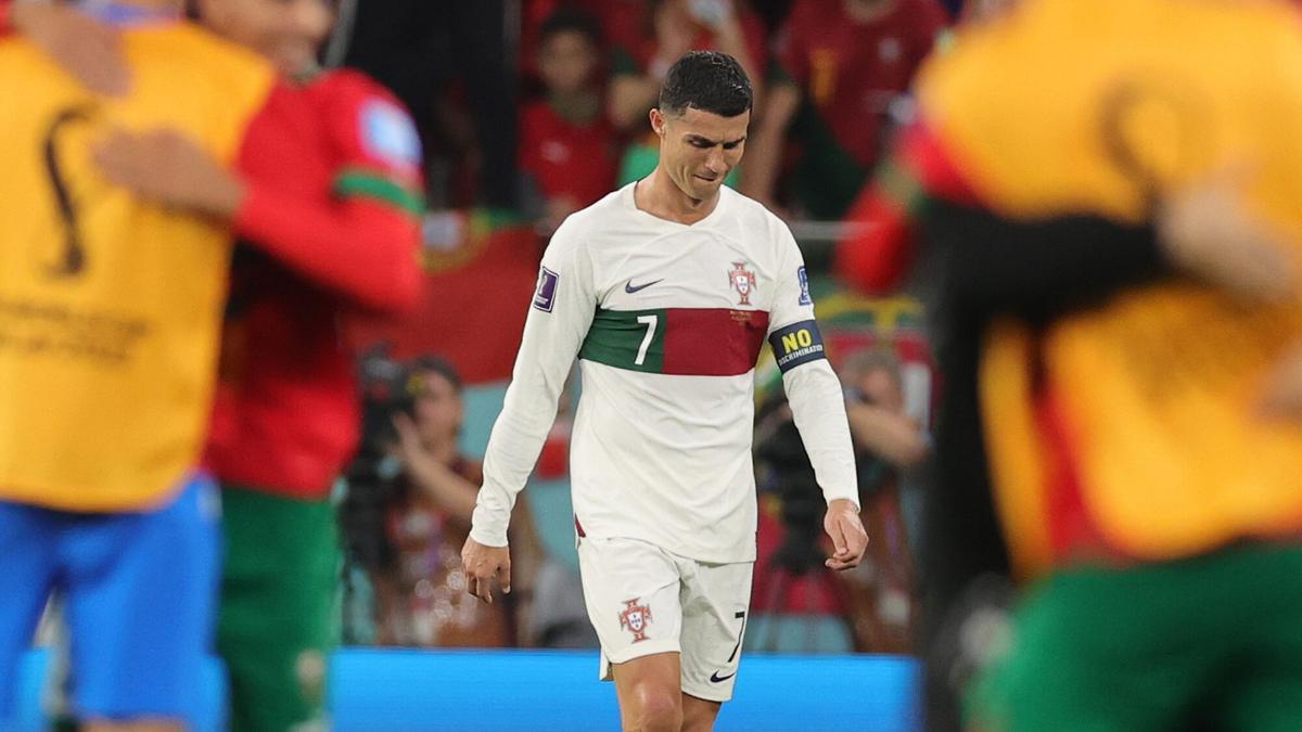 Cristiano Ronaldo se retira del campo tras ser eliminado por Marruecos en los cuartos de final del Mundial de Qatar 2022