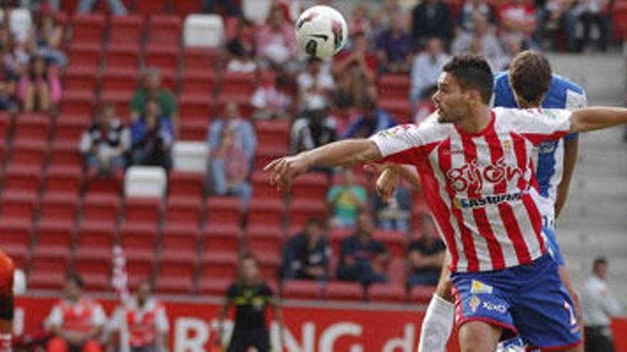 Alberto Botía intenta rematar un balón.