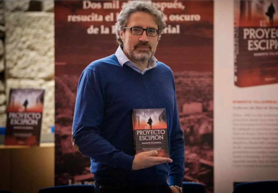 Roberto Villareal con su novela 'Proyecto Escipión'