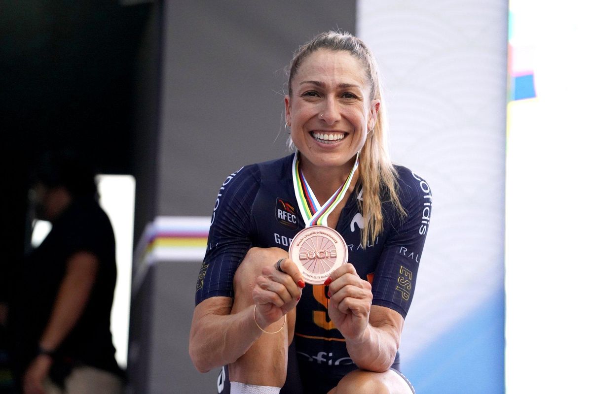 Mavi García, con la medalla de bronce en el podio de Ruanda.