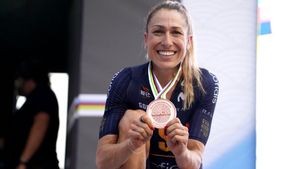 Mavi García, con la medalla de bronce en el podio de Ruanda.