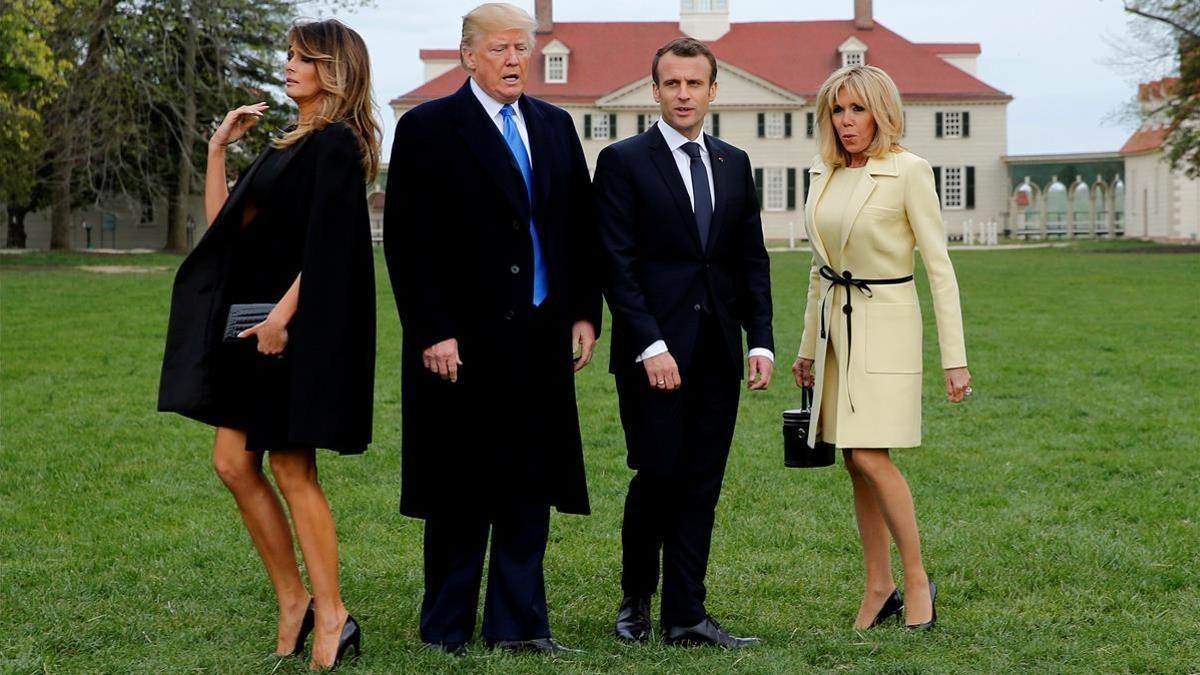 El presidente Donald Trump, su homólogo francés Emmanuel Macron y las esposas de ambos, posan ante las cámaras.