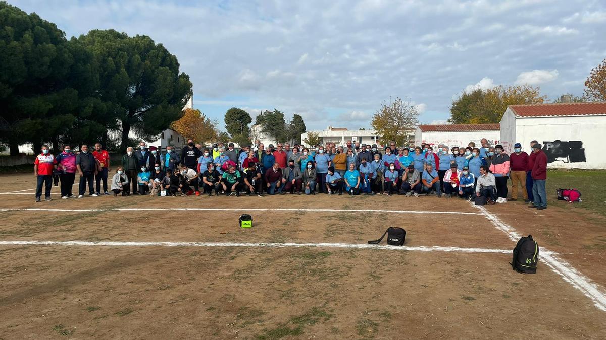 Participantes y organizadores, tras jugarse el campeonato en Valdencín.