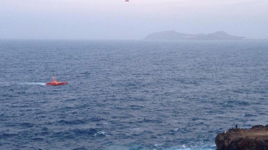 En busca de un pescador que cayó al mar en la costa de Arucas